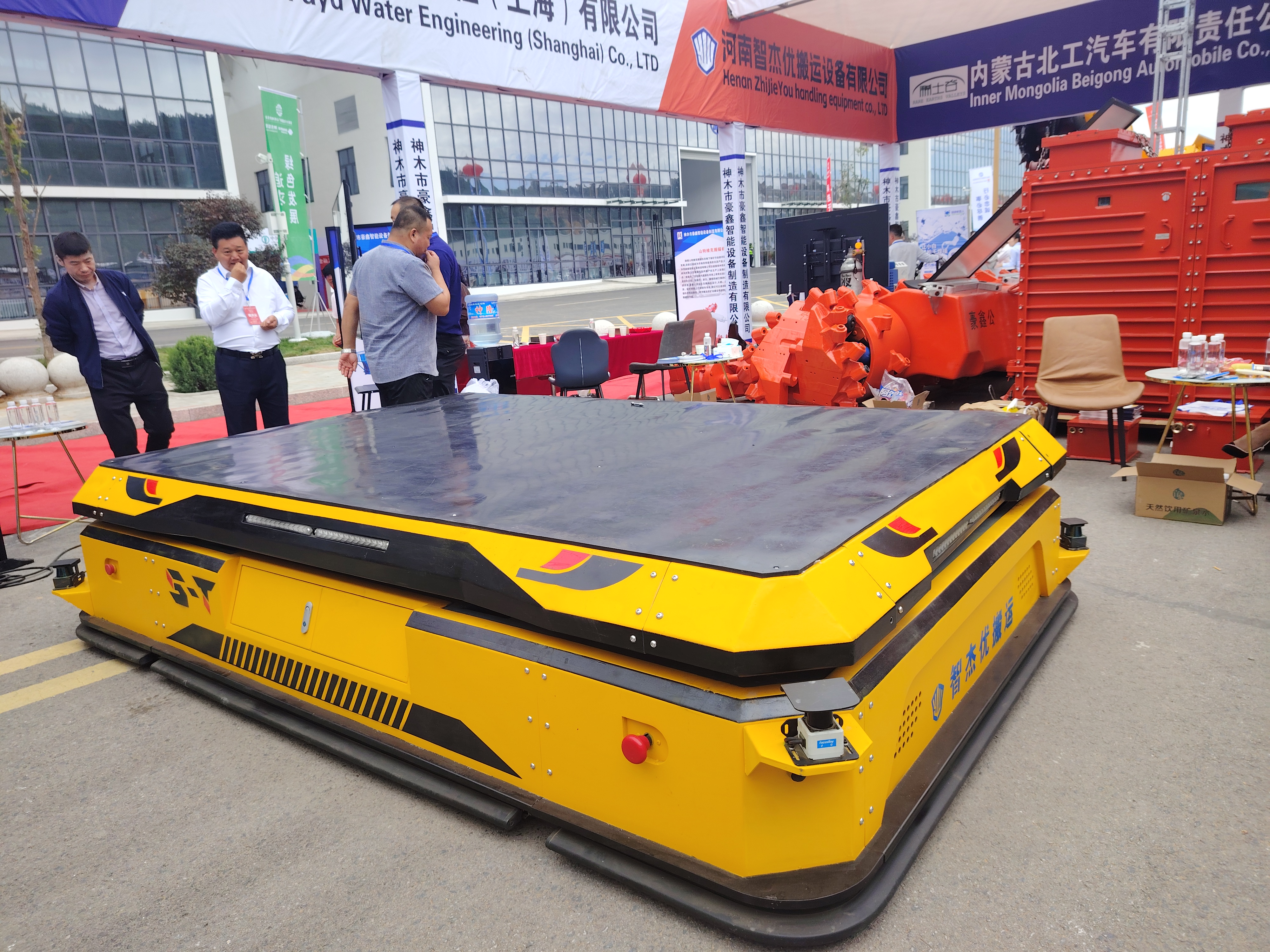 智杰優(yōu)重載AGV亮相大烏國(guó)際礦山機(jī)電博覽會(huì) 市***親臨觀摩
