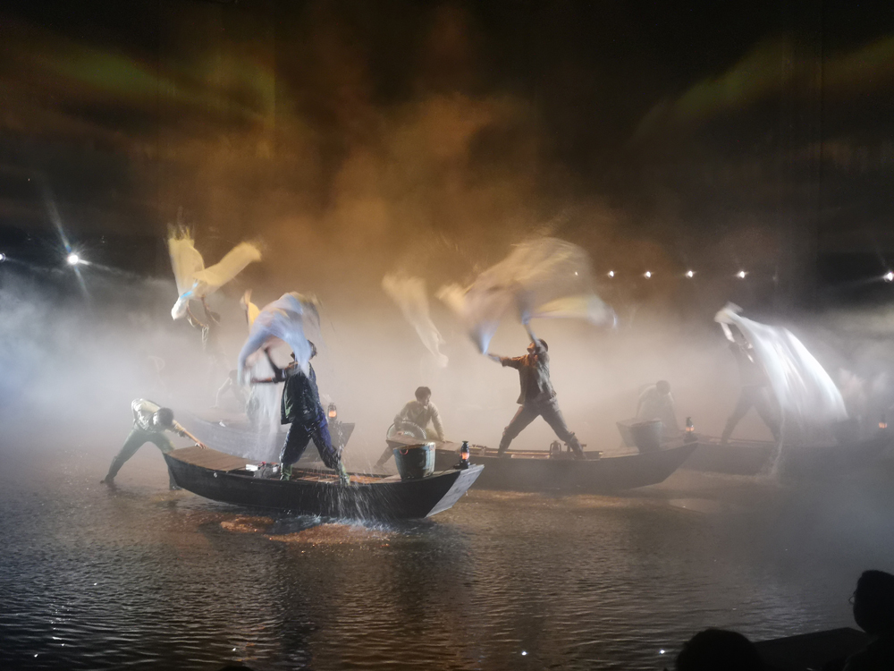 智杰優(yōu)16臺(tái)電動(dòng)平車(chē)批量交付，助力景區(qū)5D實(shí)景演出首演驚艷開(kāi)幕